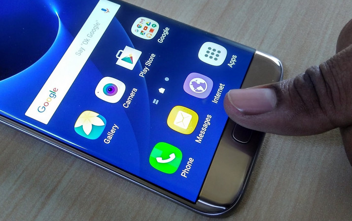 Di Samsung Galaxy J7 Prime, Tak Perlu Pencet Tombol Home untuk Membuka Kunci Ponsel